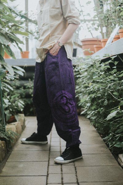 Przecierane spodnie z haftem OM  fioletowe 