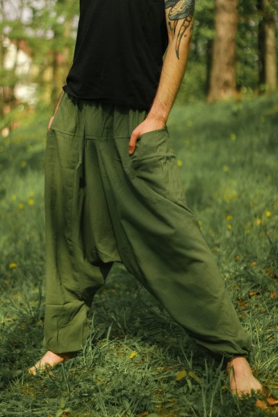 Szarawary w kolorze zielonym  khaki. Luźne spodnie z obniżonym krokiem. Szyte w Nepalu.