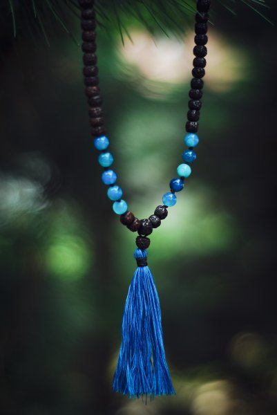 buddyjska mala do mantrowania, medytacji. Naszyjnik z rudrakszy, niebieski kolor