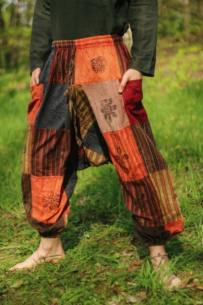 SZARAWARY Haremki Alladynki patchwork NEPAL etno hippie boho  wysokiej jakości luźne spodnie ręcznie robione w Nepalu. Wzór patchworkowy, czerwone kolory, 100% bawełna.