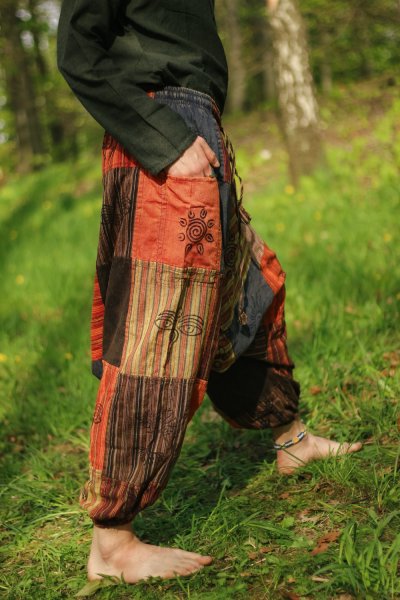 SZARAWARY Haremki Alladynki patchwork NEPAL etno hippie boho  wysokiej jakości luźne spodnie ręcznie robione w Nepalu. Wzór patchworkowy, czerwone kolory, 100% bawełna.